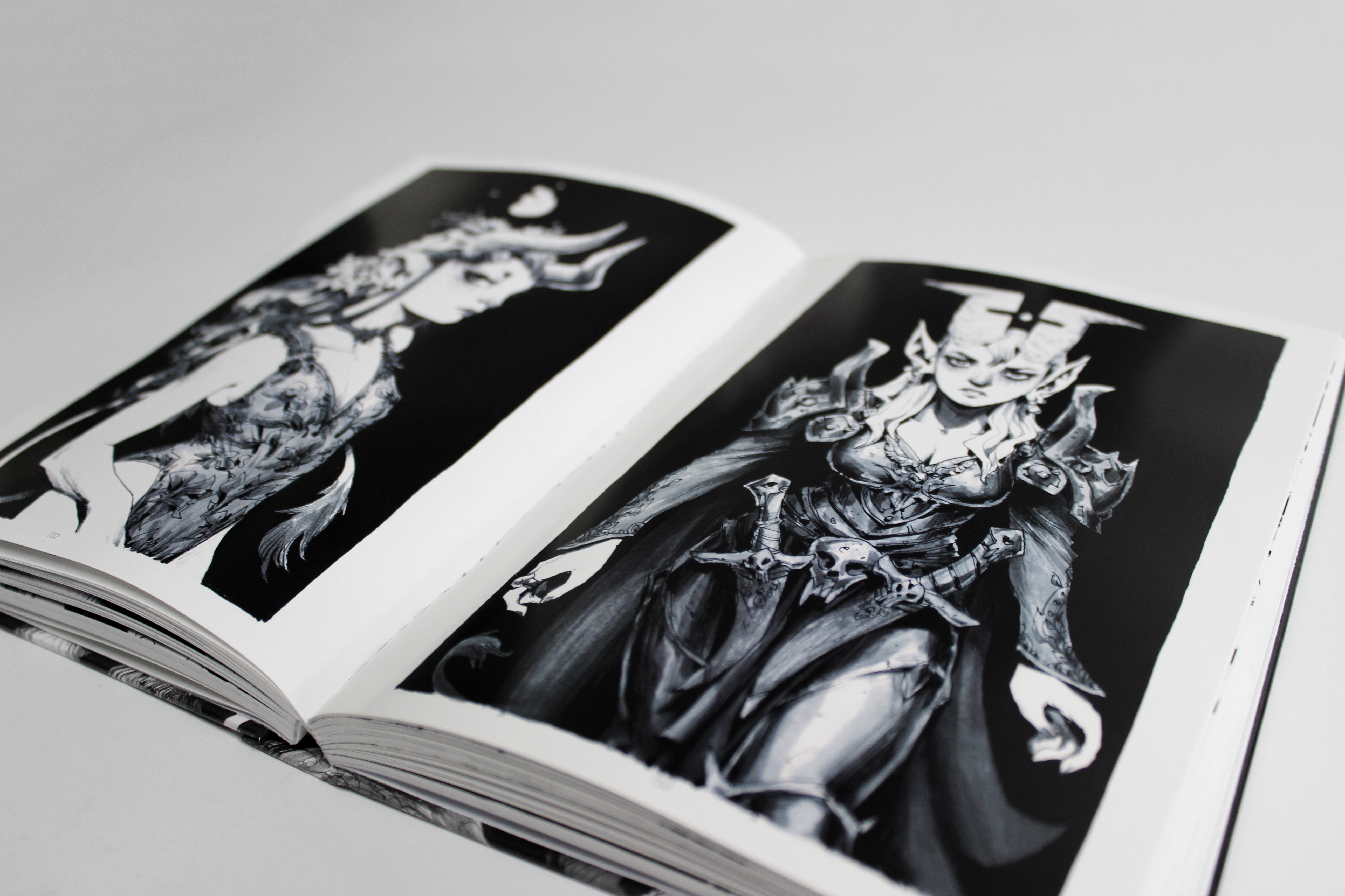 Une guerrière gothique et ses couteaux tête-de-mort (aucun doute quant à leur utilité).