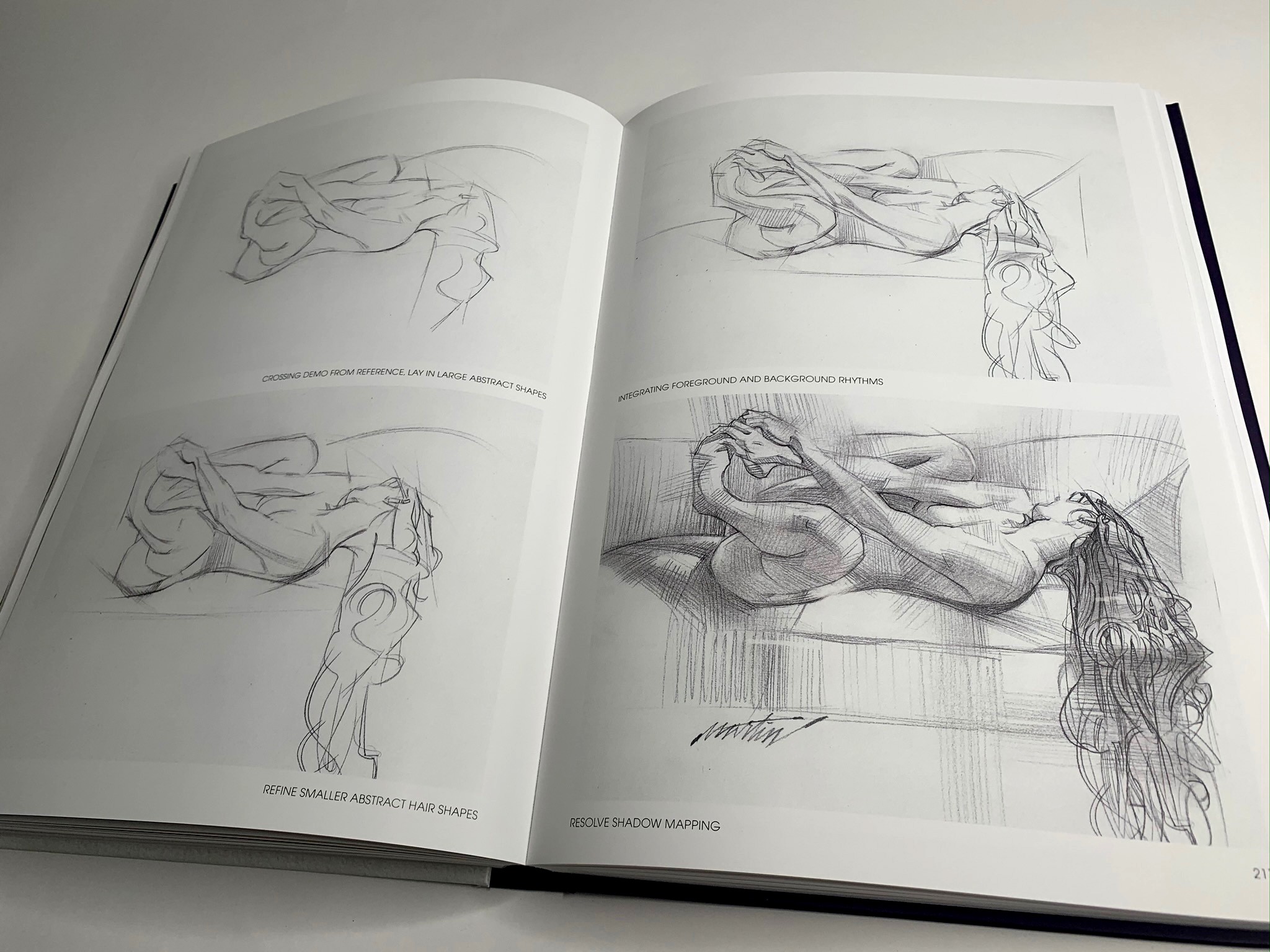 Muse : exploration of the female form par James Martin. Les étapes d'un croquis, dessin d'une femme sur son canapé.