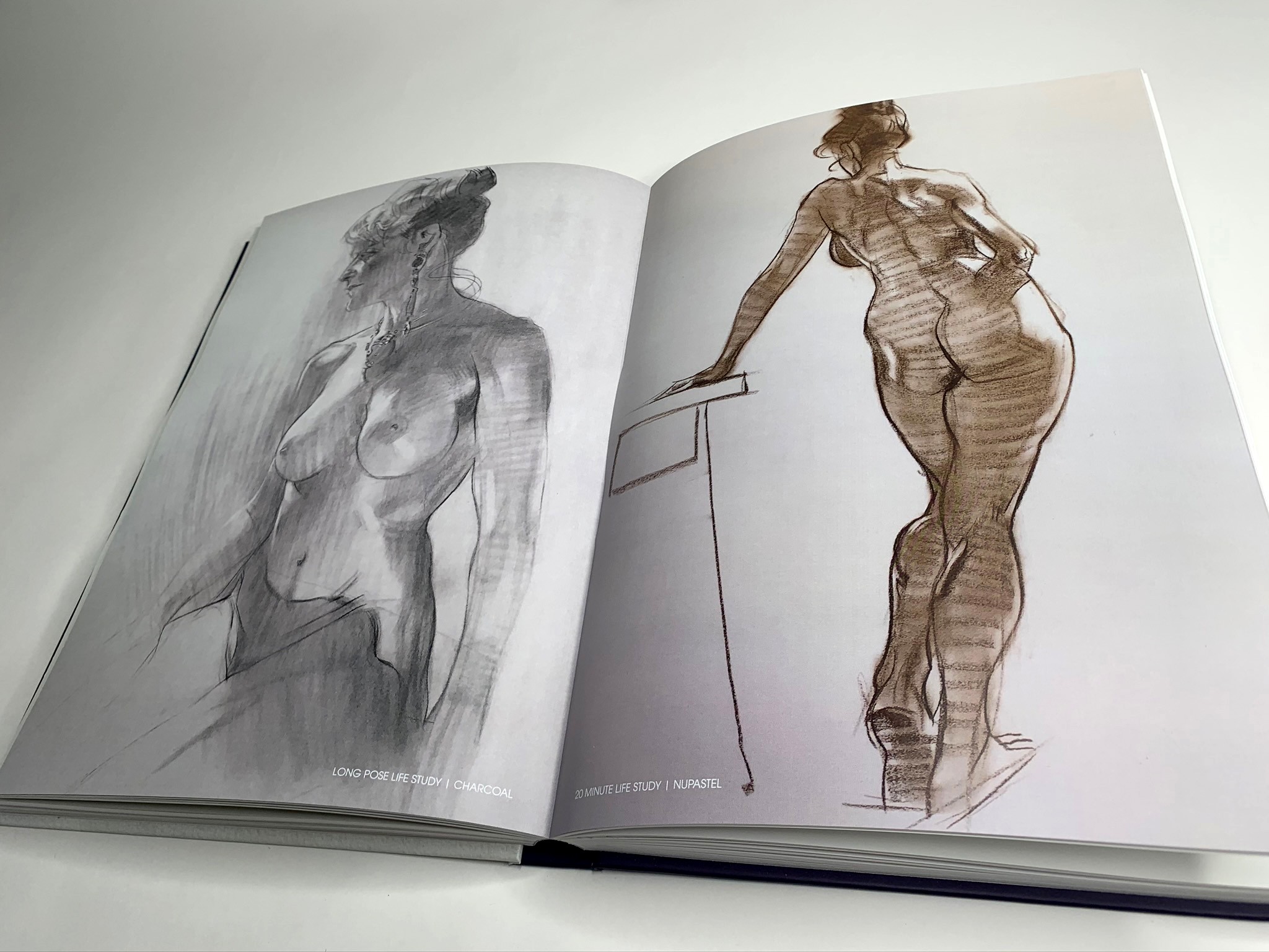 Extrait de l'artbook Muse, dessin d'une femme nue et debout.